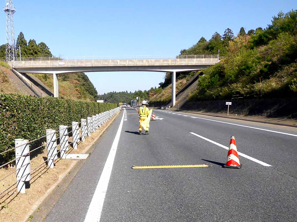 東関道での立哨の様子