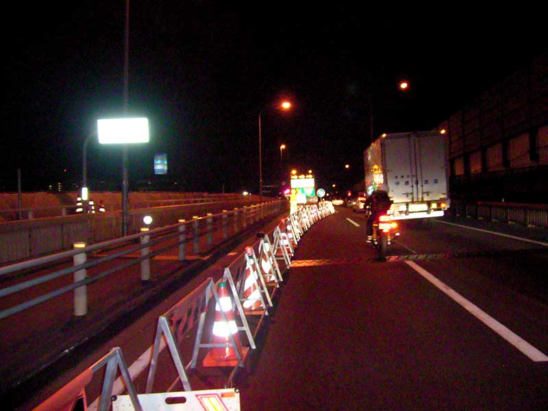 A型バリケードを使用した夜間規制