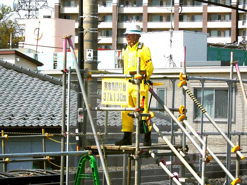 駅近接工事誘導の様子