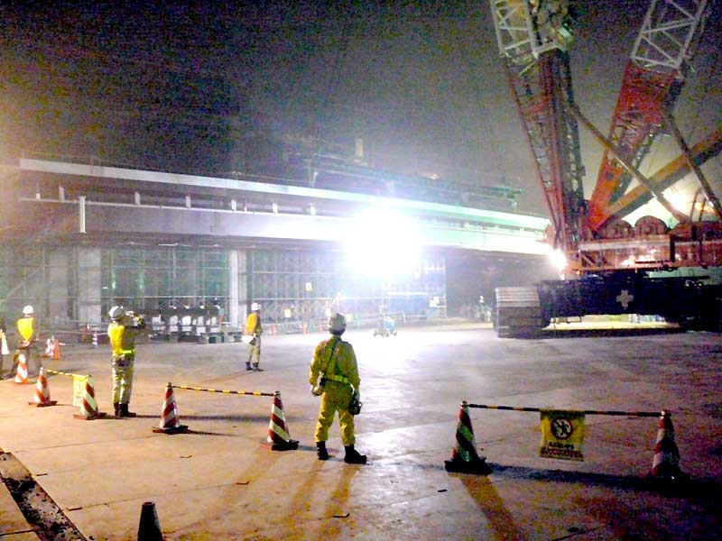 大型橋梁工事誘導の様子