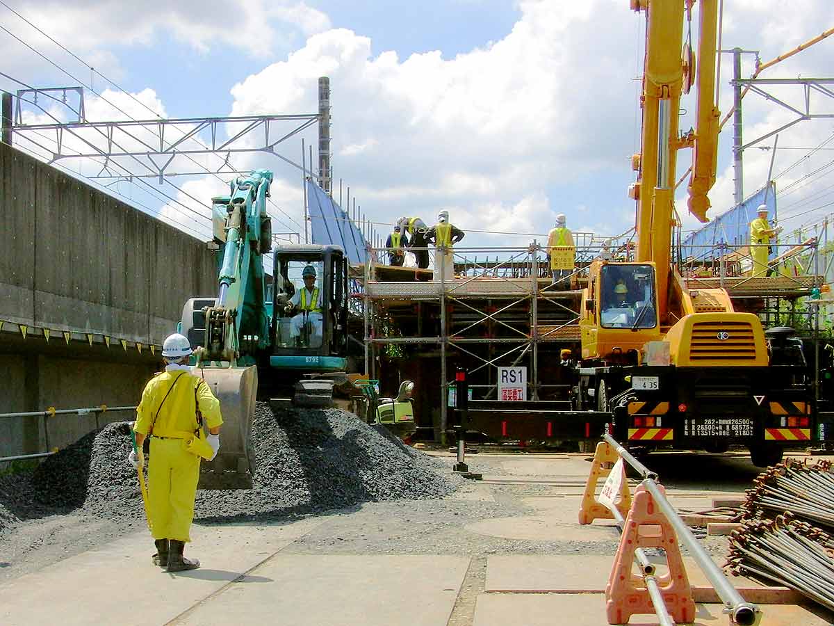 工事用重機誘導の様子